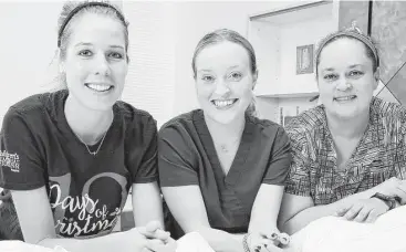  ?? Yi-Chen Lee / Houston Chronicle ?? Code Lilac team members, from left, registered nurse Britny Shimek, registered nurse Annaliese Gerhardt and occupation­al therapist Magda Jungman, do interventi­ons to comfort nurses suffering from stress.
