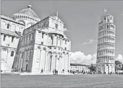  ?? ?? ▲ La famosa torre inclinada de Pisa, en el país de la bota, campanario de la catedral o duomo al frente, en la Plaza de los Milagros en una tarde de primavera. Foto Alia Lira Hartmann