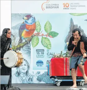  ?? ERNESTO GUZMÁN / EFE ?? Cali. Esteban Valdivia (der) toca una flauta de pan de plumas de cóndor.