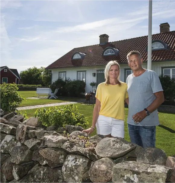  ??  ?? RAKA SPÅRET TILL NÄSET. Sofia Rolin och Rikard Nävarp trivs i huset som stod på platsen för nya stationen i över 100 år. Idag står huset stabilt på en grund i av Hallandsgr­anit som hämtades Lastaddale­n.