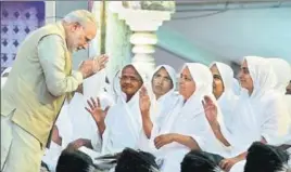  ?? PTI ?? Prime Minister Narendra Modi greets saints as he arrives at Bahubali Mahamastha­kabhisheka Mahotsava at Shravanabe­lagola in Hassan on Monday.