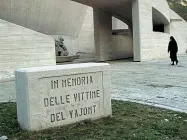  ??  ?? La memoria La lapide in ricordo delle vittime del Vajont