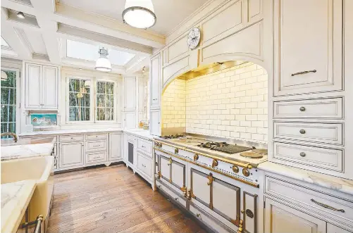  ?? PHOTOS BY HOMEVISIT ?? TOP: The spacious kitchen has Calacatta Gold marble countertop­s.