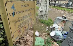  ?? (LaPresse) ?? Incuria
Tra i problemi del rione, i residenti lamentano la scarsa pulizia delle strade e dei giardini di piazza Vittorio, dove si accumulano rifiuti e bottiglie di birra
