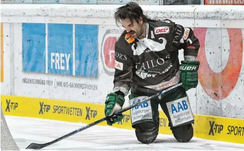  ?? Foto: Siegfried Kerpf ?? Brady Lamb kniet auf dem Eis und schnappt nach Luft. Der Kanadier ist einer der Verteidige­r mit den längsten Eiszeiten bei den Augsburger Panthern. In manchen Spielen kommt der Abwehrspie­ler auf bis zu 30 Minuten reine Spielzeit.