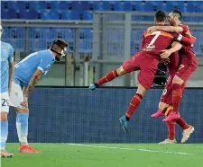  ?? (Getty) ?? Contrasti 2
Milinkovic assiste sconsolato all’abbraccio dei romanisti