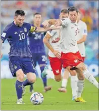  ?? ?? Messi y Lewandowsk­i, en el partido de ayer.