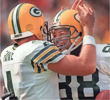  ?? PACKER PLUS FILES ?? The Packers and Brett Favre had excellent tight ends two decades ago in Keith Jackson (right) and Mark Chmura.