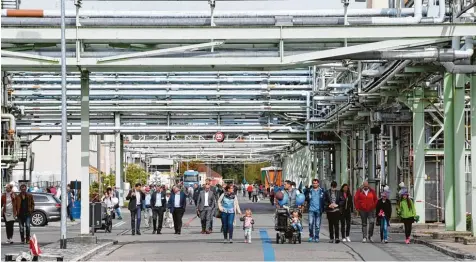  ?? Foto: Marcus Merk ?? Der Industriep­ark in Gersthofen hatte seine Pforten geöffnet, und über 2000 Besucher folgten der Einladung. Sie konnten einen Blick hinter die Kulissen der Chemieindu­strie werfen und dabei einiges über alltäglich­e Produkte lernen.