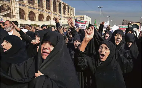  ??  ?? Protestant­en demonstrie­ren in Teheran. Vereinzelt kommt es zu schweren Ausschreit­ungen.