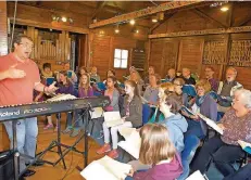  ?? FOTO: ASTRID KARGER ?? Kantor Ulrich Seibert bei der Probe mit dem Kinderchor und dem Figuralcho­r in der Saarbrücke­r Notkirche.