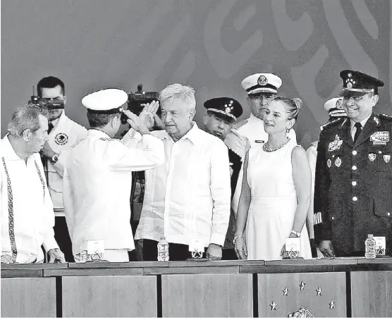  ?? JAVIER RÍOS ?? El Presidente encabezó la ceremonia por el 105 aniversari­o de la Defensa Patriótica del Puerto de Veracruz.