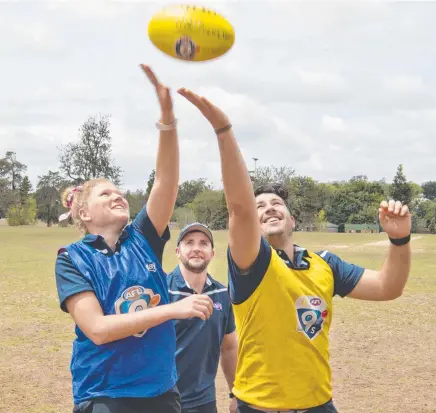  ?? Picture: Nev Madsen ?? PARK FUN: Getting in a little practice before the AFL Picnic 9s are (from left) Meg Pullinger, Jeff Neumann and Mitchell Simpson.