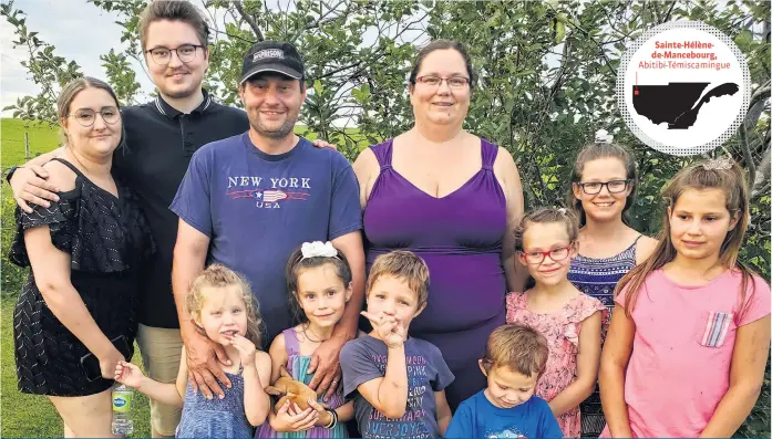  ?? ?? Rémi Morin et Valérie St-Amand entourés de leurs huit enfants (Majorie, Tally, Alexis, Charly, Rémi, Saralee, Marilee et Kelly) ainsi qu Arianne Lavergne (à gauche), la conjointe de leur aîné.