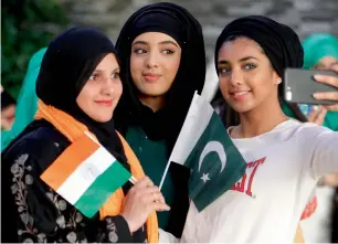  ?? File photo ?? Women from India and Pakistan during last year’s Independen­ce Day celebratio­ns.—