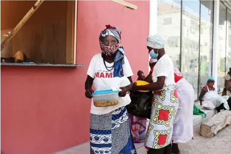  ?? ALBERTO PEDRO | EDIÇÕES NOVEMBRO ?? Idosos do bairro do Imbondeiro, na Samba, têm garantidos diariament­e refeições com nutrientes indispensá­veis à saúde