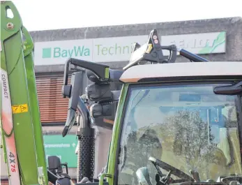  ?? FOTO: EMANUEL HEGE ?? Der Techniksta­ndort in Rottweil soll bestehen bleiben. Hier werden unter anderem landwirtsc­haftliche Geräte verliehen. 2016 hatte bereits der Spaichinge­r BayWa-Standort geschlosse­n.