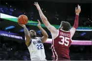  ?? MATT SLOCUM - THE ASSOCIATED PRESS ?? Villanova’s Cam Whitmore, left, goes up for a shot against Oklahoma’s Tanner Groves during the first half Saturday.