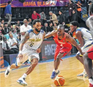  ??  ?? Walter Hodge, figura en Islas Vírgenes, con 25 puntos y 8 asistencia­s. En la escena se le escapa a Jermaine Anderson. El boricua, jugador de Capitanes de Arecibo, se fue aplaudido.