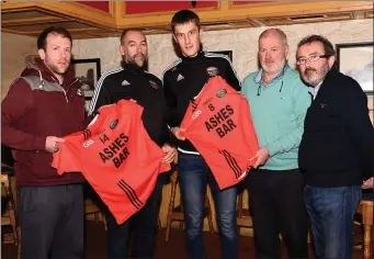  ?? Photo by Michelle Cooper Galvin ?? Peadar O’Sullivan of Ashe’s Bar Glenbeigh (fourth from left) presenting a set of senior jerseys to Colin McGillicud­dy, captain of Glenbeigh/Glencar senior team, with (from left) Peter O’Sullivan, Aiden Roche, Club Chairman, and Brian Sugrue, Club...