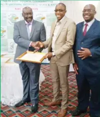  ??  ?? The Minister of Health and Child Care Dr David Parirenyat­wa presents a certificat­e to SundayNews senior reporter Tinomuda Chakanyuka who was voted first runner-up at the inaugural National Aids Council Media Awards ceremony in Harare recently. On the...