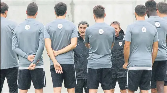  ?? FOTOS: M. LÓPEZ ?? Valverde volvió a dar instruccio­nes a sus jugadores durante la sesión matinal celebrada a puerta cerrada en Lezama. Así prepararon el encuentro de esta tarde frente al Sporting en Sarriena