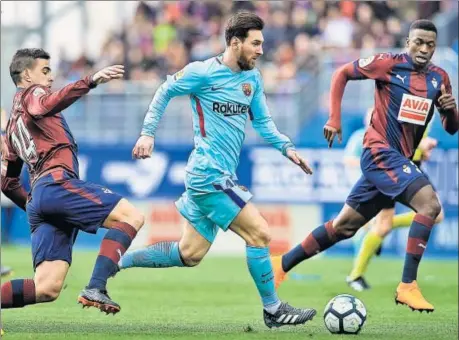  ?? GETTY IMAGES ?? Barcelona’s Lionel Messi (centre) duels for the ball with two Eibar players during their La Liga match in Eibar, Spain on Saturday.