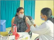  ?? SUNIL GHOSH /HT ?? A front-line worker getting vaccinated in Noida.