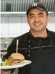  ?? Foto: Jakob Stadler ?? Nenad Kovacevic verkauft in seinem Imbiss Burger.