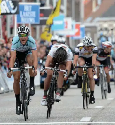  ?? FOTO BELGA ?? Tom Boonen wordt in 2012 in Geel Belgisch kampioen. Nochtans zat hij haast heel de wedstrijd tactisch gevangen en maakte hij in de spurt een schakelfou­t.