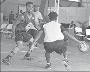  ??  ?? Een spelmoment uit de 3x3 basketbalt­oernooi.