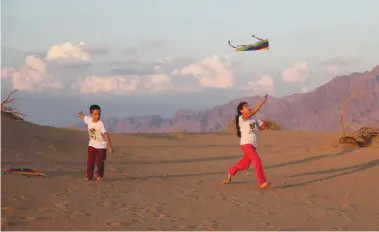  ?? (Haim Yafim) ?? THURSDAY AFTERNOON is a great time to fly kites among the sand dunes.