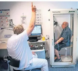  ?? FOTO: DPA ?? Ein Patient macht einen Lungenfunk­tionstest.