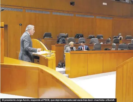  ?? ?? El presidente Jorge Azcón, responde al PSOE, que dejó la bancada casi vacía tras decir «machista» a Burrell.