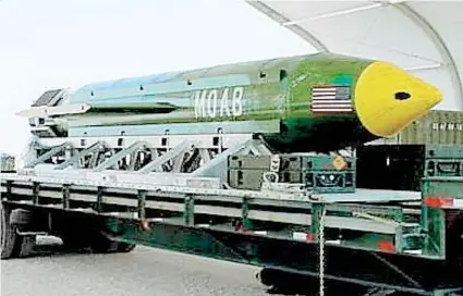  ??  ?? La MOAB (Mother Of All Bombs) es un arma fabricada a solicitud de la Fuerza Aérea que ha estado en su arsenal durante más de una década pero que nunca había sido utilizada en combate