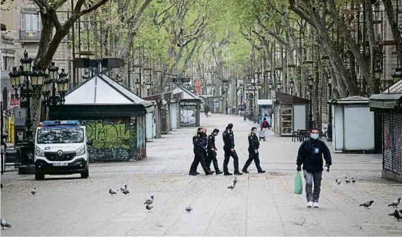  ?? ANA JIMÉNEZ ?? Agents de la Guàrdia Urbana patrullant per una Rambla deserta durant els mesos de l’estat d’alarma