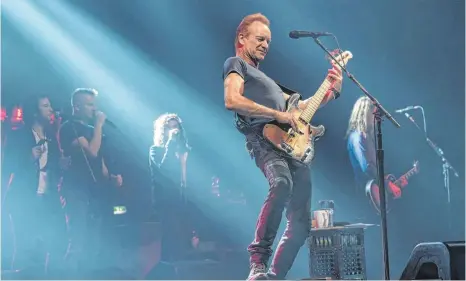  ?? FOTO: AXEL HEIMKEN ?? Mit einem Mix aus neuen und alten Songs begeistert­e Sting sein Publikum beim Tourauftak­t.