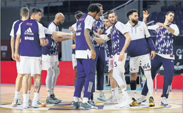  ??  ?? Los jugadores del Real Madrid hacen una piña antes de un partido de la Euroliga con Rudy Fernández en el centro. El alero puede regresar hoy tras un mes y medio lesionado.