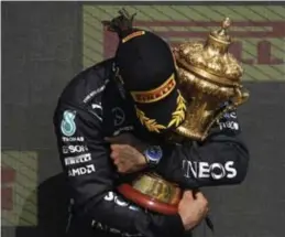  ?? Ap ?? Lewis Hamilton knuffelt zijn beker na zijn zege in de Britse GP.