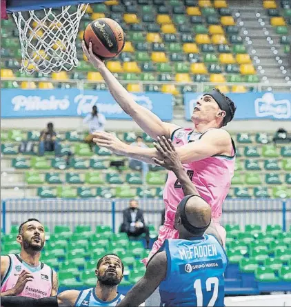  ?? FOTO: ACB PHOTO / B. B. HOJAS ?? Kyle Kuric, escolta del Barça, anotando una canasta en el partido de ayer frente al Hereda San Pablo Burgos