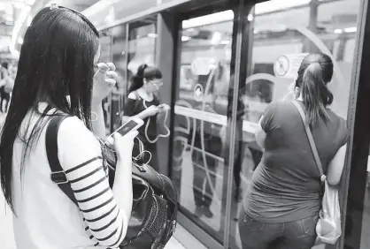  ?? Fotos Rivaldo Gomes/Folhapress ?? Passageira­s ao celular esperam chegada de trem do metrô na estação Luz da linha 4; de acordo com a ViaAmarela, maioria dos acidentes acontece nas escadas rolantes ou nas plataforma­s das estações