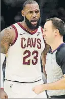  ?? FOTO: AP ?? LeBron protestand­o al árbitro