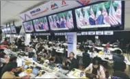  ?? DENG YONGAN / CHINA DAILY ?? TV screens show a news report about the meeting between US President Donald Trump and DPRK’s top leader Kim Jong-un at a media center for the summit, in Singapore, on Tuesday.
