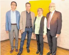  ??  ?? Gut besucht war die Vernissage im Türmle: Die beiden Heidenheim­er Künstler Barbara Erhard und Gunther Kerbes (Mitte) stellen aus. Vernissage­nredner war BM Rainer Domberg (rechts); Kunstverei­nsVorsitze­nder Dr. Franz Eibach begrüßte die Gäste. Foto:...