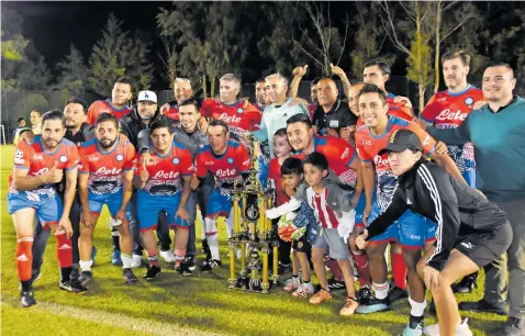  ?? FOTOS: JESÚS GUTIÉRREZ ?? FSG es el campeón del torneo de Aniversari­o.