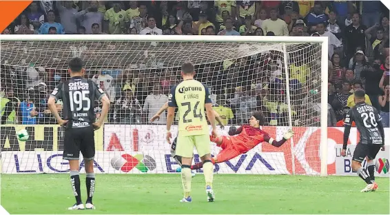  ?? ?? Guillermo Ochoa no logró detener el penalti con el que los Tuzos empataron en la semifinal de ida ante el América en el Azteca.