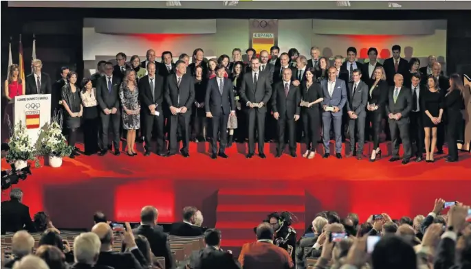  ??  ?? MUCHOS RECUERDOS. El Rey Felipe, Alejandro Blanco y José Ramón Lete, en el estrado con todos los medallista­s olímpicos que acudieron a la Gala del COE en Madrid.