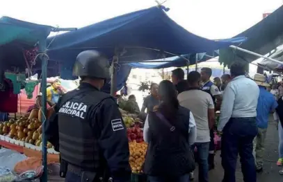  ?? FOTO: MANUEL ARRIAGA ?? lTENACIDAD.
Los penjamense­s han tenido que salir adelante con la venta de productos en puestos semifijos.