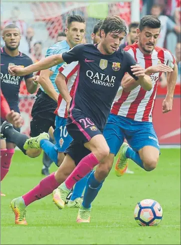  ?? FOTO: MANEL MONTILLA ?? Espectacul­ar Sergi Roberto Todos sufren para seguir su ritmo, incluso el colegiado Del Cerro Grande