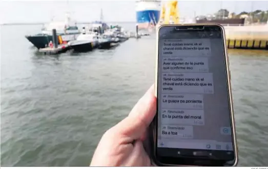  ?? JOSUÉ CORREA ?? Pantallazo de uno de los chats, con las patrullera­s de la Guardia Civil y Vigilancia Aduanera en el Muelle de Levante de Huelva, ayer.